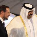 Crown Prince Haakon visits Qatar and FAE in spring 2010. Qatar's Emir Sheikh Hamad welcomes Crown Prince Haakon during the inauguration ceremony of Qatalum (Photo: Mohammed Dabbous / Reuters)